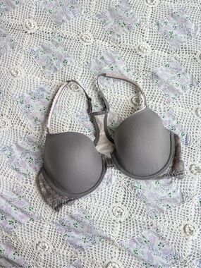Victoria’s secret 2000s Gray and baby pink lace razorback pushup bra